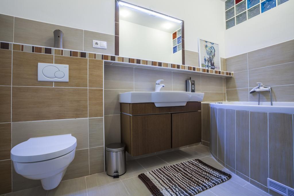 Luxury Air-Conditioned Rooms In Old Town 브라티슬라바 외부 사진