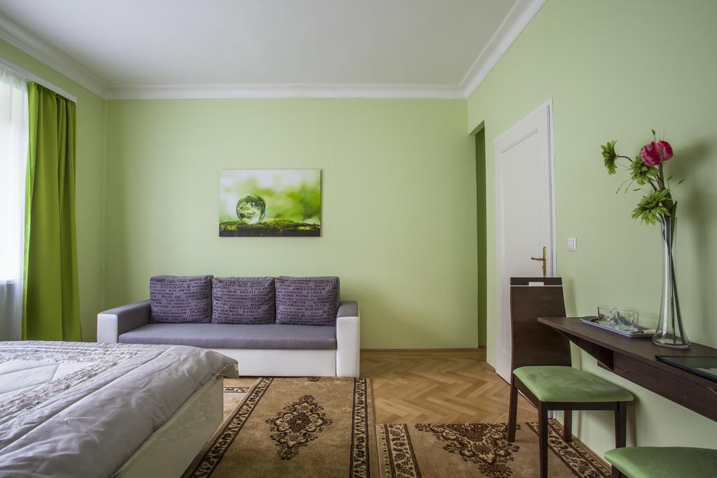 Luxury Air-Conditioned Rooms In Old Town 브라티슬라바 외부 사진