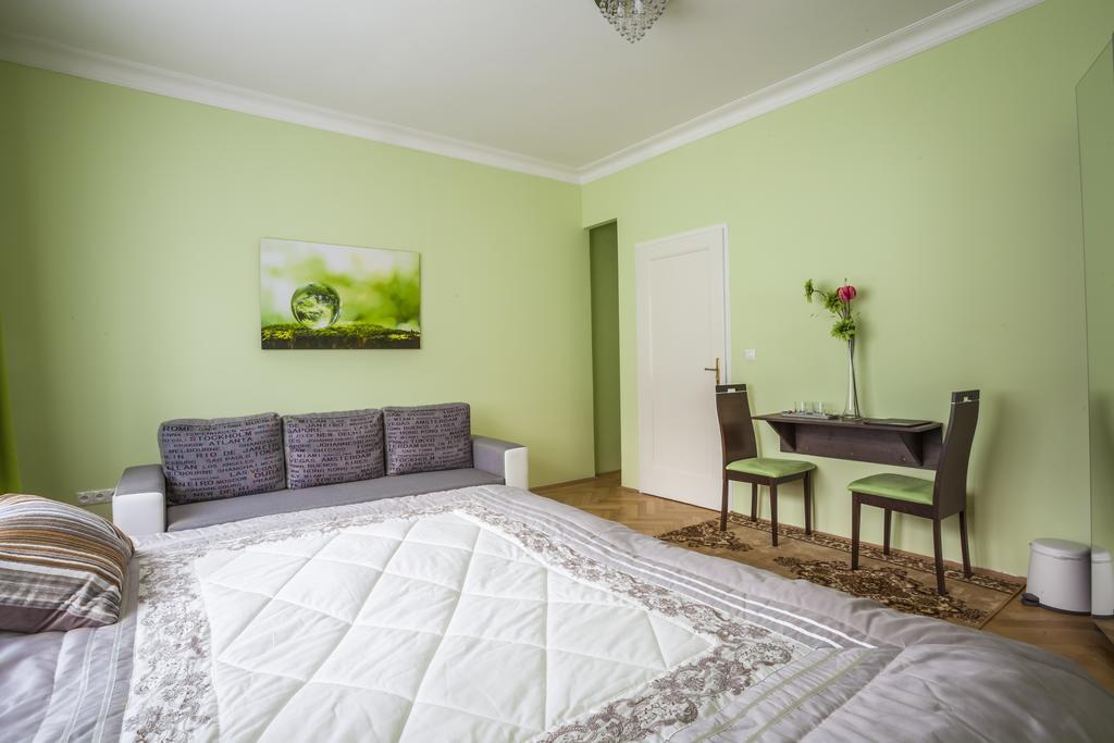 Luxury Air-Conditioned Rooms In Old Town 브라티슬라바 외부 사진